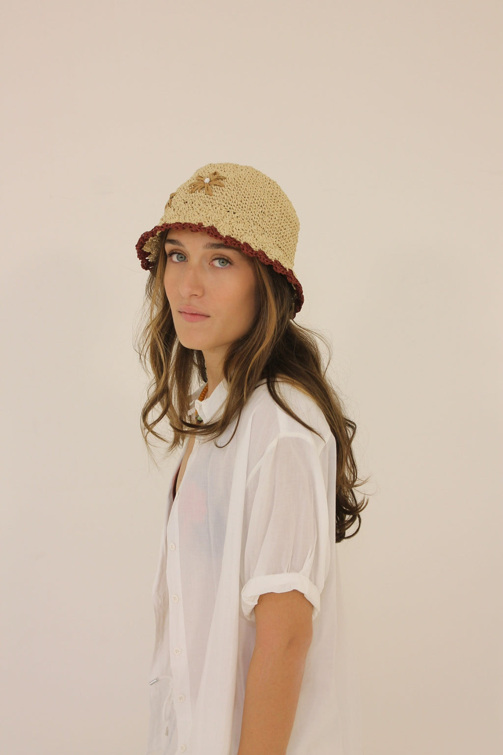 Raffia Bucket Hat with Beige Daisy Appliqué